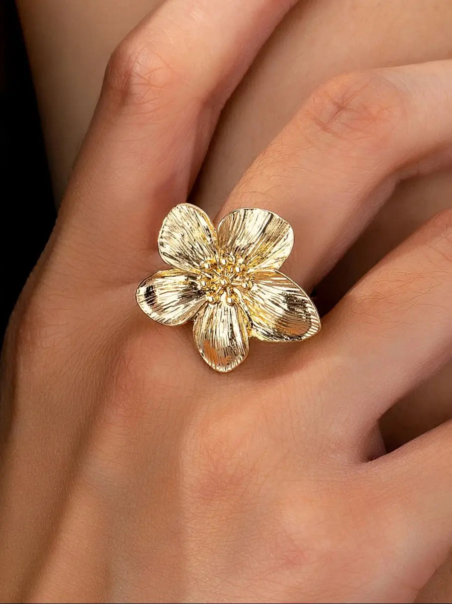 A Women's Ring with a Flower Design, Made of Metal and Adjustable in Size, Suitable for Everyday Wear and Holidays
