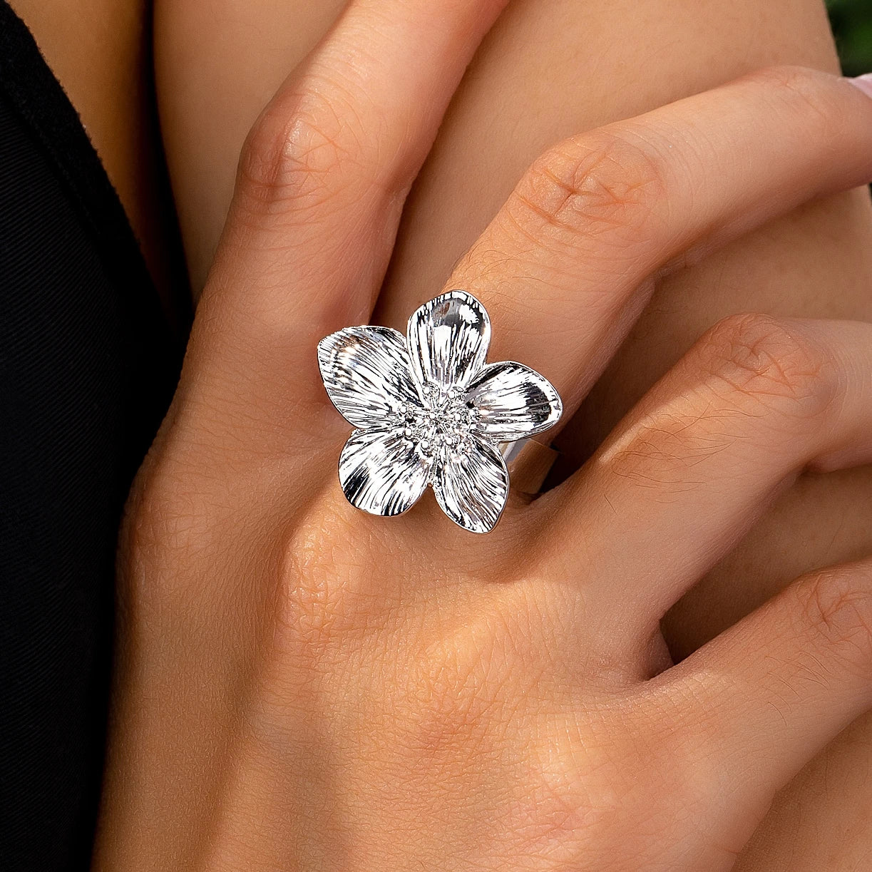 A Women's Ring with a Flower Design, Made of Metal and Adjustable in Size, Suitable for Everyday Wear and Holidays