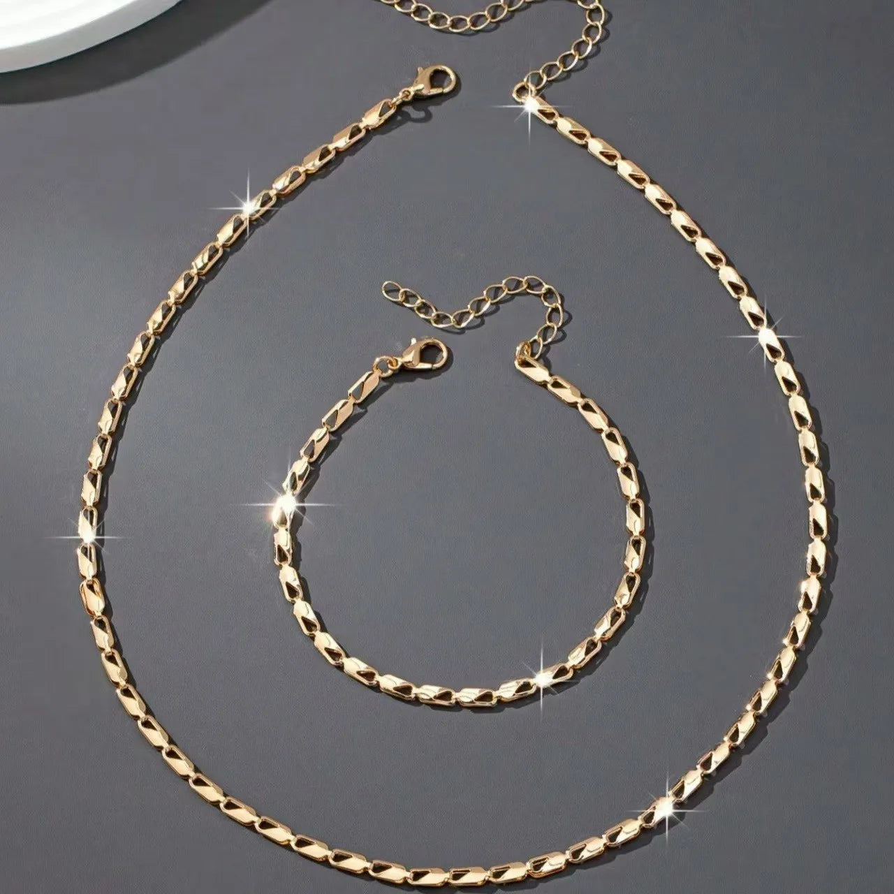 A Set of Luxurious Women's Necklaces and Bracelets, a Fashionable and Versatile Women's Jewelry Set