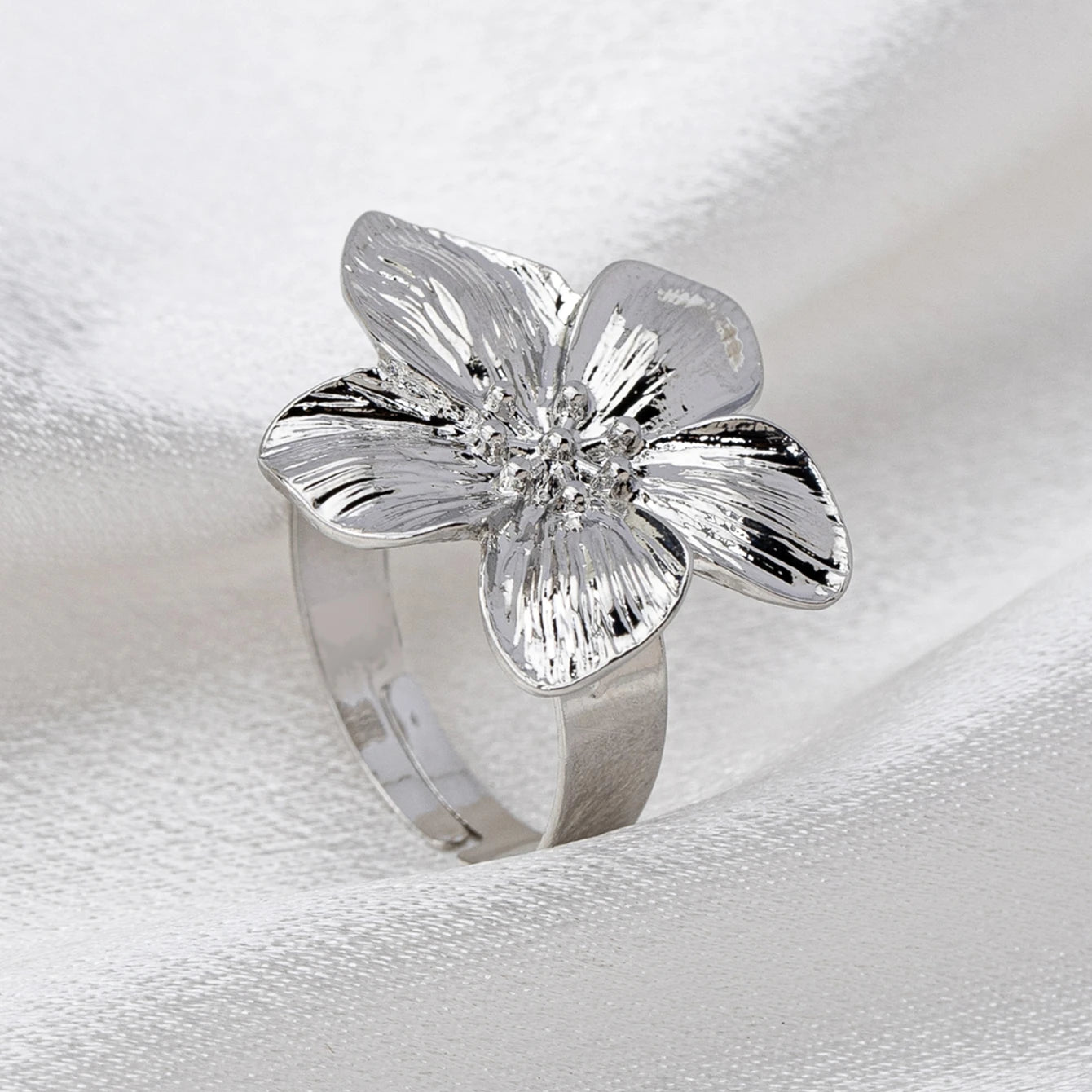 A Women's Ring with a Flower Design, Made of Metal and Adjustable in Size, Suitable for Everyday Wear and Holidays