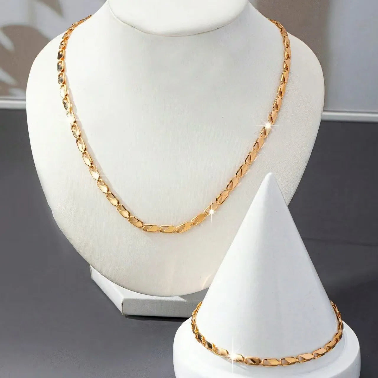 A Set of Luxurious Women's Necklaces and Bracelets, a Fashionable and Versatile Women's Jewelry Set