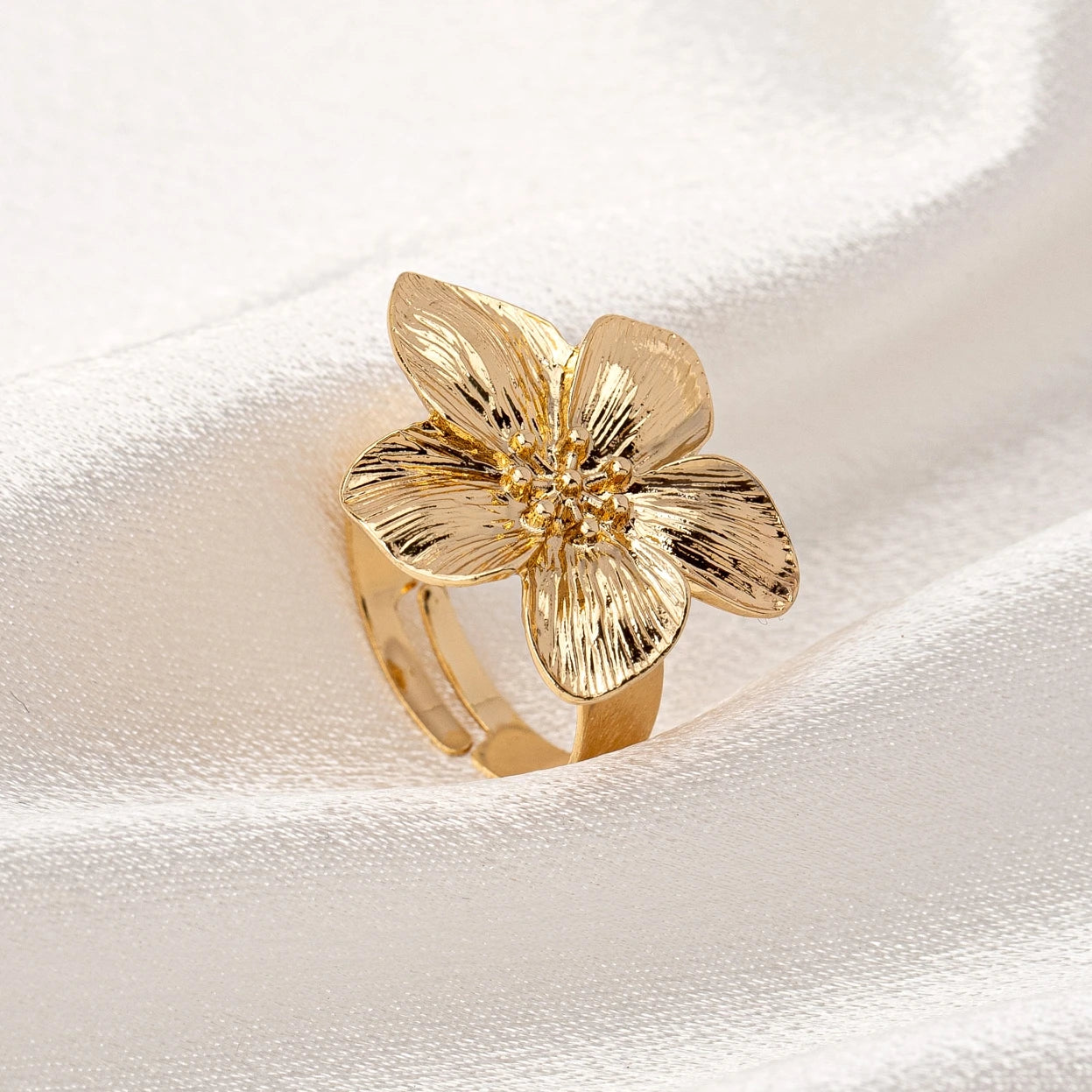 A Women's Ring with a Flower Design, Made of Metal and Adjustable in Size, Suitable for Everyday Wear and Holidays